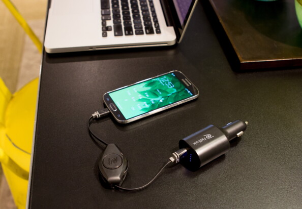 Power bank da 2200 mAh con caricatore AC: energia pratica a casa e in viaggio