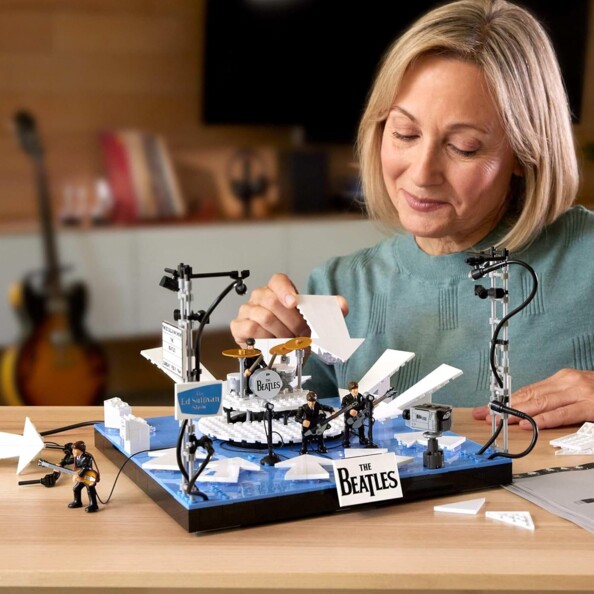 MEGA The Beatles celebra la leggenda della musica in mattoncini